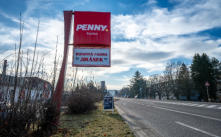 Právě nastřelené ušní známky malému uličníkovi